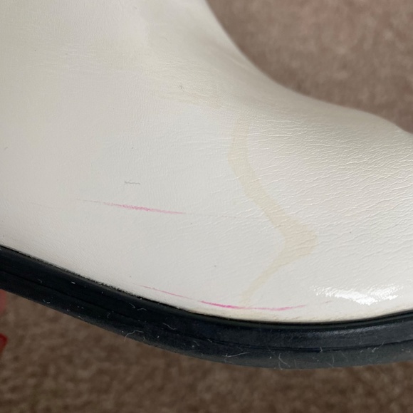 ❤️‍🔥🎸STYLISH ROCKER GIRLIES💋❤️‍🔥 White Ankle Boots w/ Pointed Toe - Picture 5 of 14